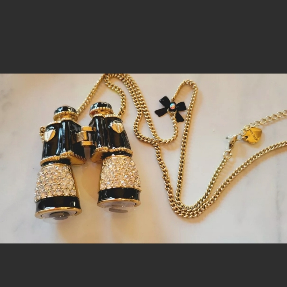 Betset Johnson binocular necklace
